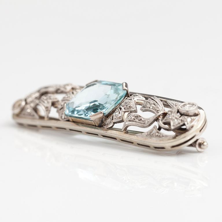 A 14K white gold brooch with diamonds ca 0.32 ct int total and an aquamarine. Moscow 20th century.