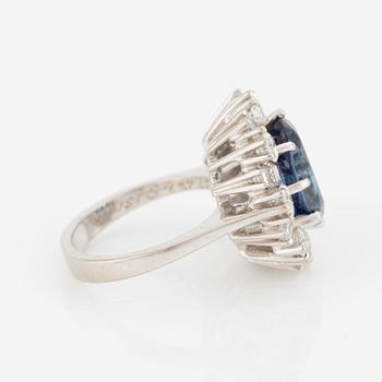 Ring in 18K white gold with a faceted sapphire and round brilliant and baguette-cut diamonds.