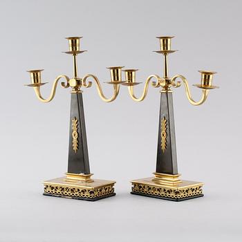 KANDELABRAR, 1 par, mässing och patinerad metall, 1900-tal.