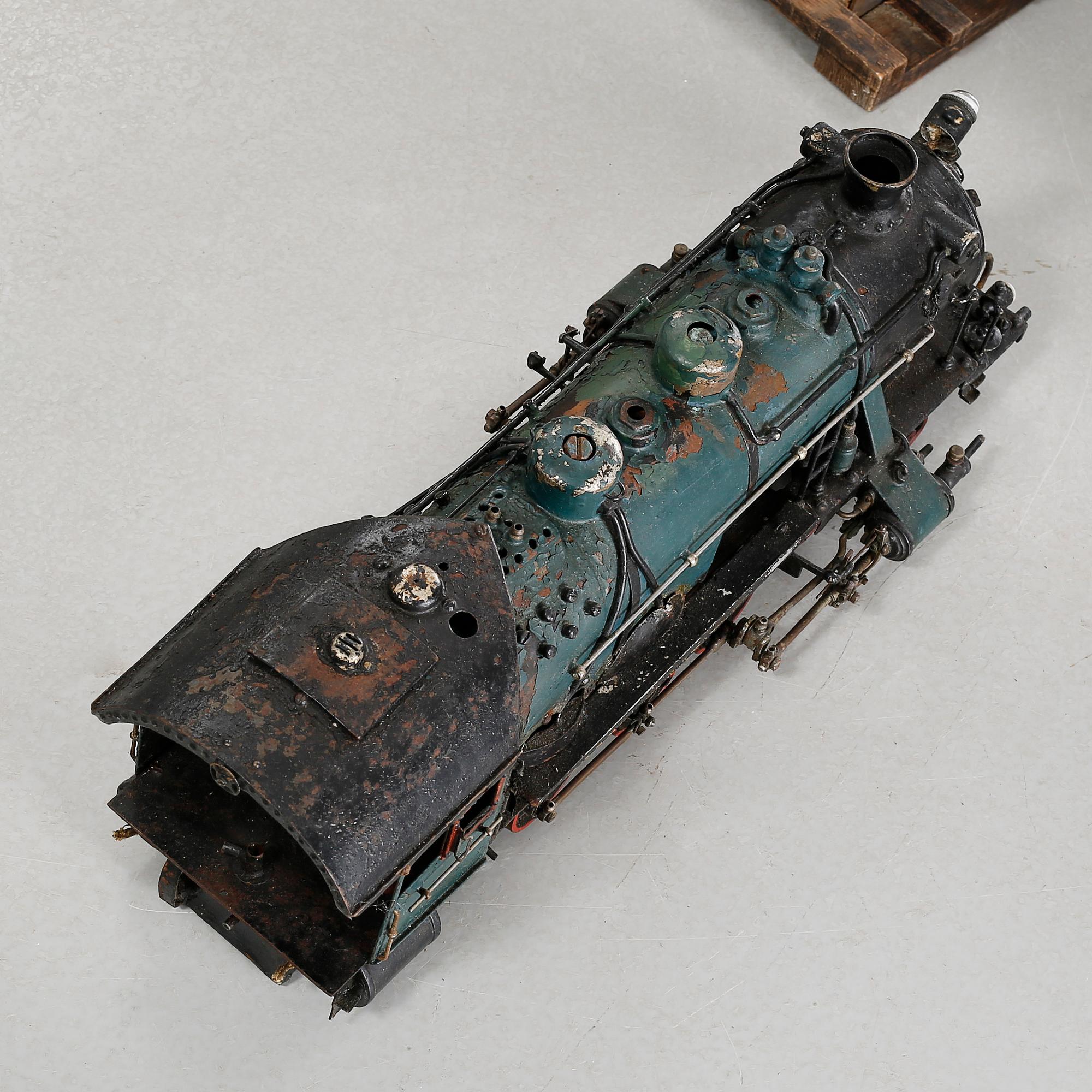 A steam engine with tender and a steam engine, probably England, first half of / mid 20th century.