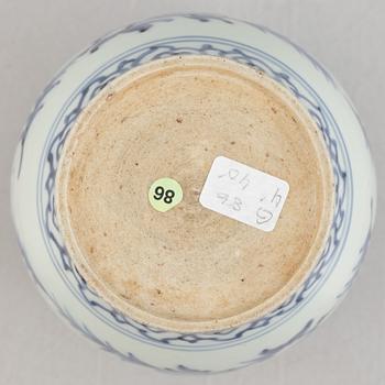 A Chinese blue and white porcelain jar, Ming dynasty (1368–1644).