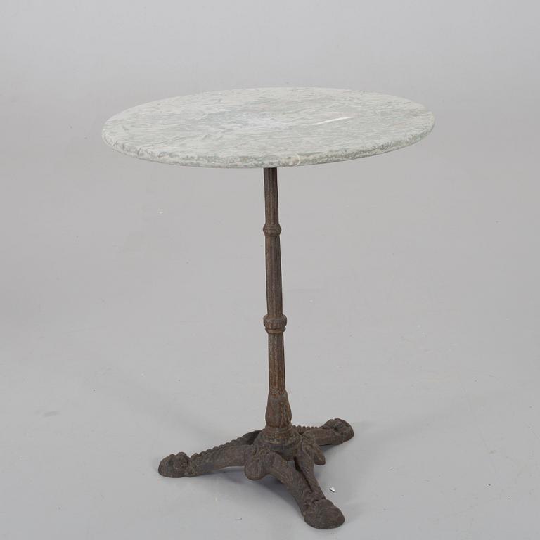 A SET OF GRADEN ARMCHAIRS AND A TABLE. 20TH CENTURY.