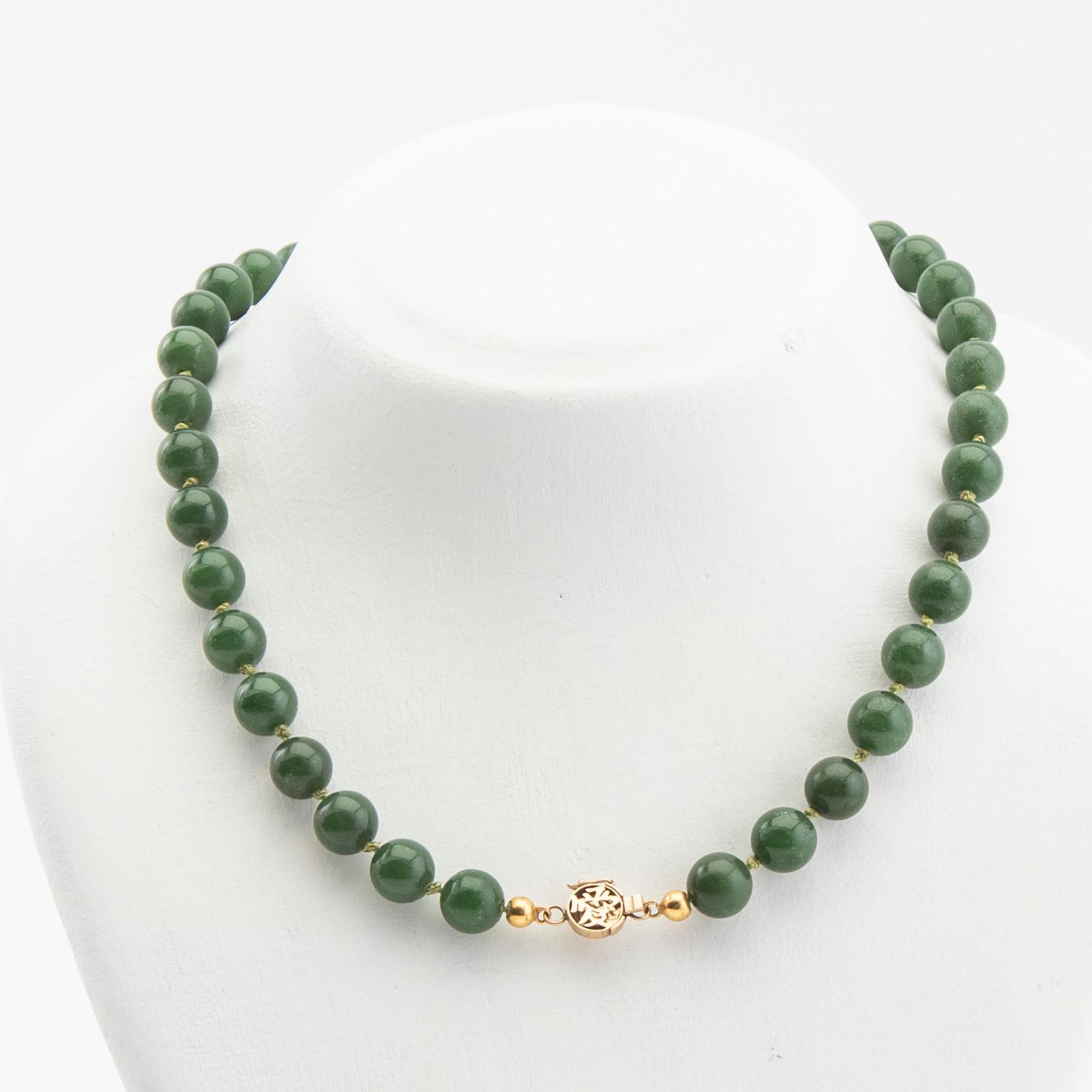 Collier, grön sten och lås i 14K guld.