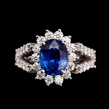 RING, 18 k vitguld, safir 4.5 ct samt briljantslipade diamanter tot 1.10 ct. TW.