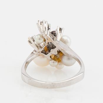 Ring, 18K white gold with pearls and brilliant-cut diamonds.