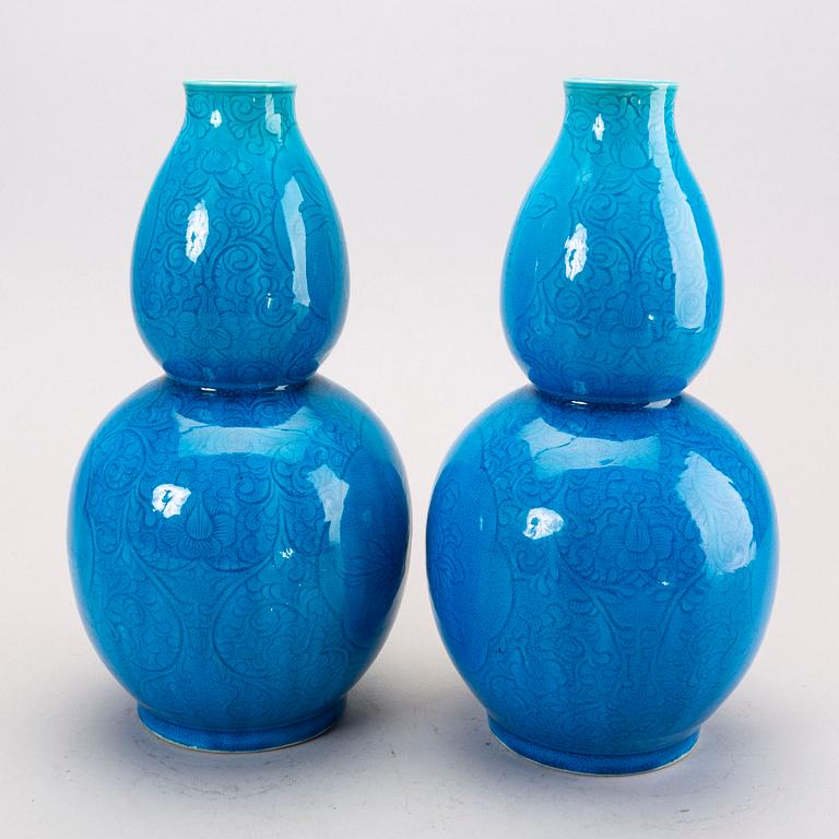 A pair of Chinese 20th century porcelain urns.