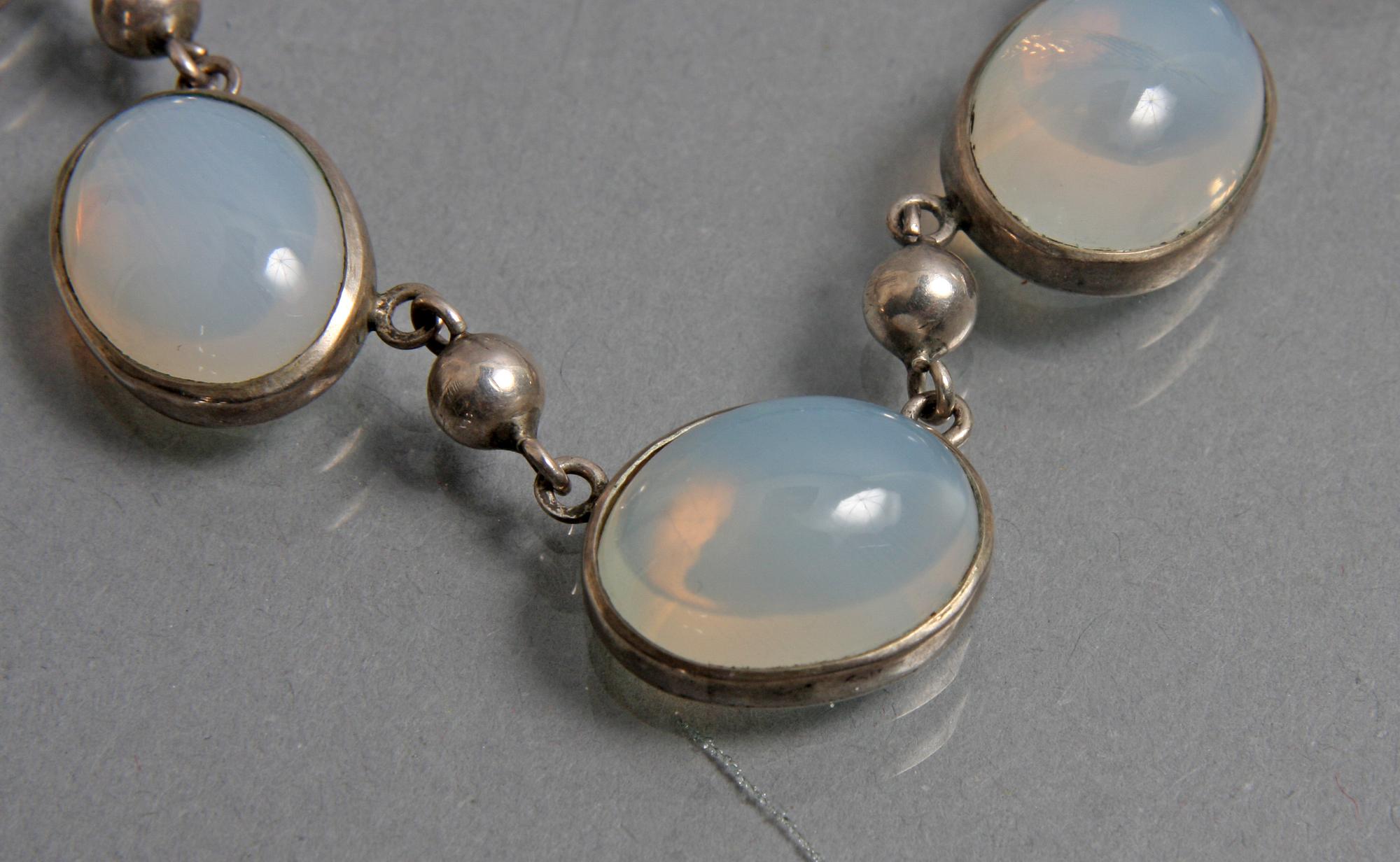 COLLIER, silver o månstenar.