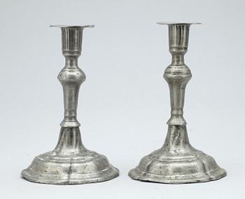 LJUSSTAKAR, ett par, tenn, rokokostil. 1800-tal.