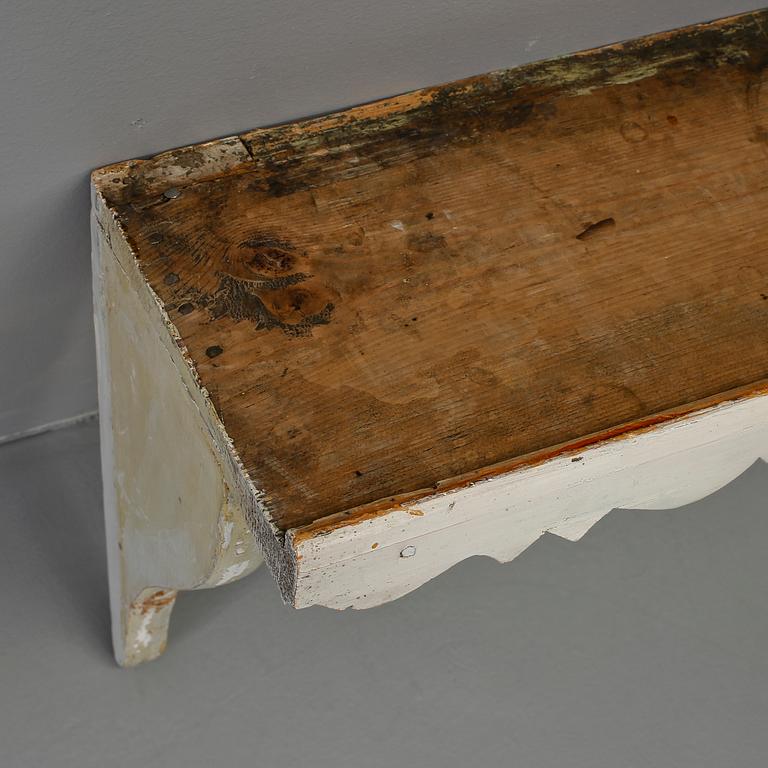 VÄGGHYLLA, omkring år 1900.