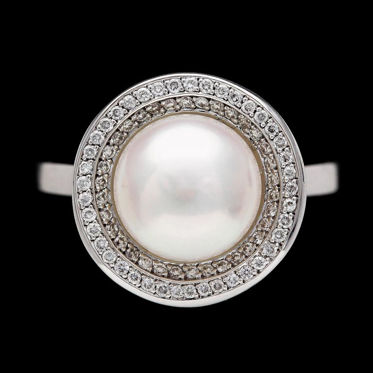 A cultured pearl and brilliant cut diamond ring, tot. app. 0.60 cts.