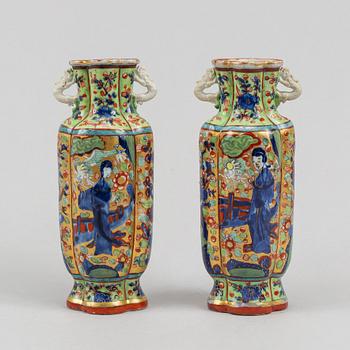 A pair of clobbered famile rose vases, Qing dynasty, Kangxi (1662-1722).