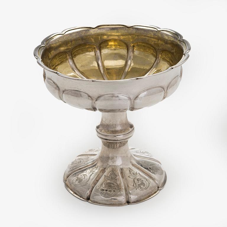 P.E. Sundberg, a footed silver bonbonnière, maker's mark of P.E. Sundberg, Trosa 1867.