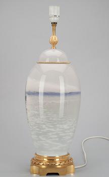 PÖYTÄVALAISIN, posliinia sekä kullattua messinkiä, Bing & Gröndahl, Tanska 1900-luvun alku.