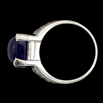 RING, vitguldspläterat sterlingsilver, blå tanzanit ca 4.80 ct, vita safirer tot ca 0.40 ct.