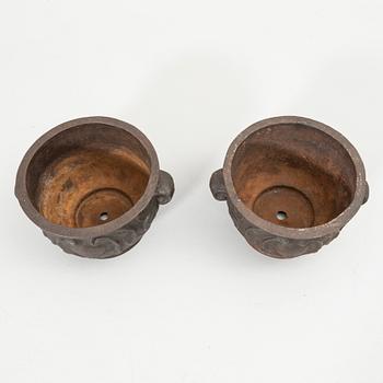 Garden urns, a pair, cast iron, “Baroque Urn”, Näfveqvarns Bruk, 20th century.