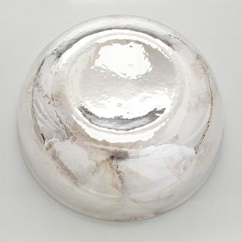 A. Tillander, malja, sterlinghopeaa ja emalia. Helsinki 2005.