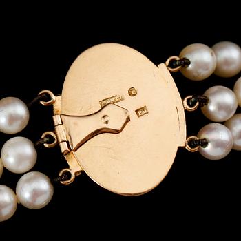 PÄRLCOLLIER, 3-radigt med lås av 18 k guld, svenska stämplar 1965.