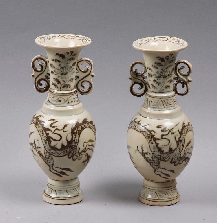 VASER, 2 st. Porslin. Kina.