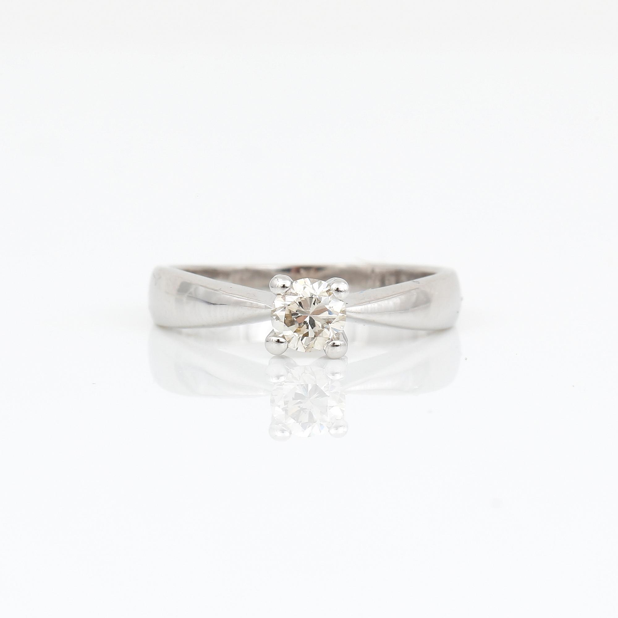 RING, 18K vitguld med briljantslipad diamant 0,35 ct. Vikt 3,58 gram.