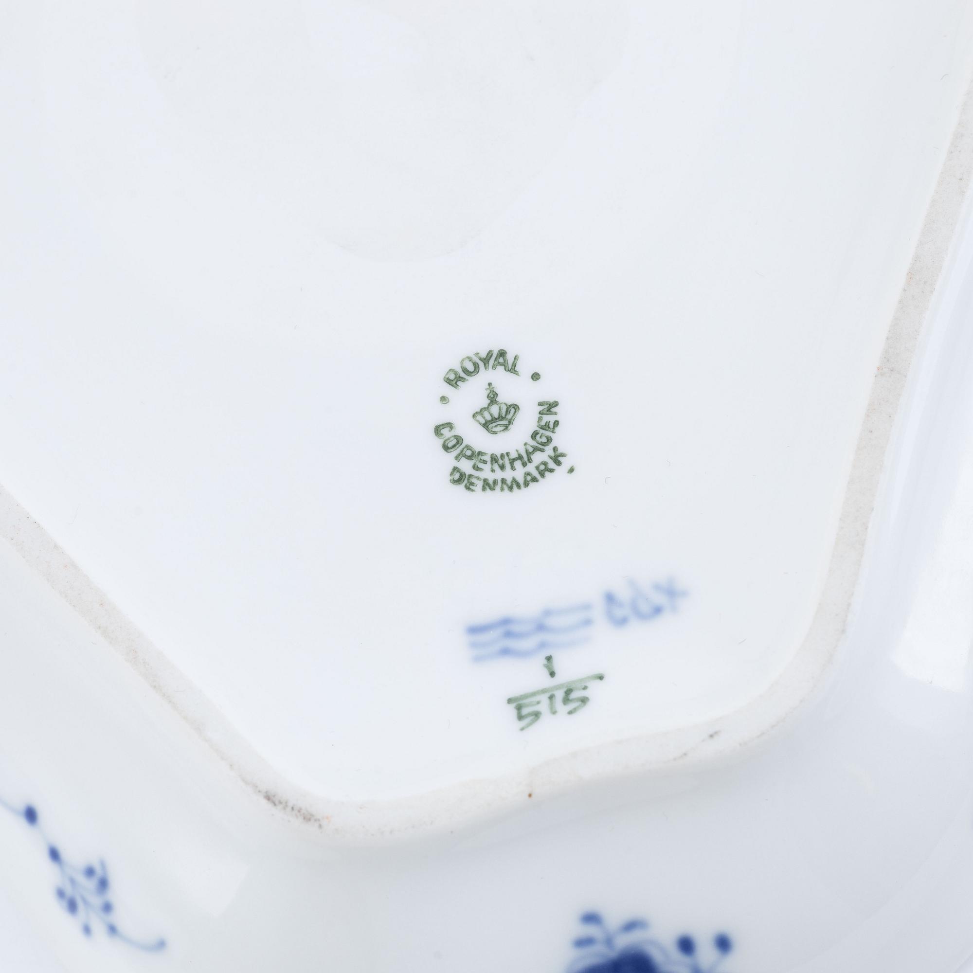 Servisdelar, 21 delar, porslin, "Musselmalet", hel- och halvblond, Royal Copenhagen, Danmark.