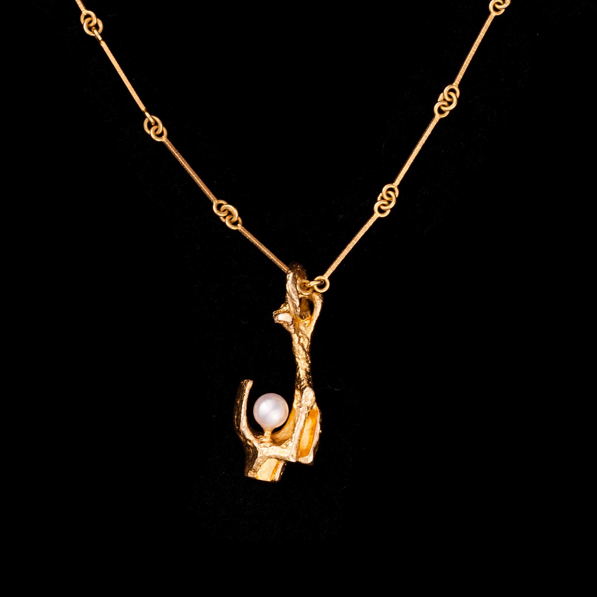 HÄNGSMYCKE, "Lähteellä" 18K guld och pärla, Björn Weckström Lapponia 1984. Vikt ca 6,9 g.