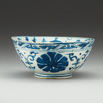 A blue and white Transitional bowl, 17th Century.