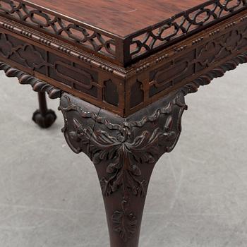 A mahogany table, Chippendale-style, England, 19th century.