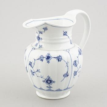 Kanna / punschkanna, porslin, Royal Copenhagen, "Musselmalet", modell 391, 1893-1900.