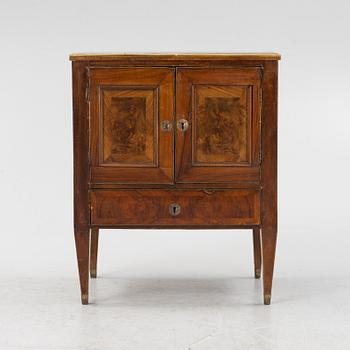 Pottskåp, sengustavianskt, 1800-talets början.