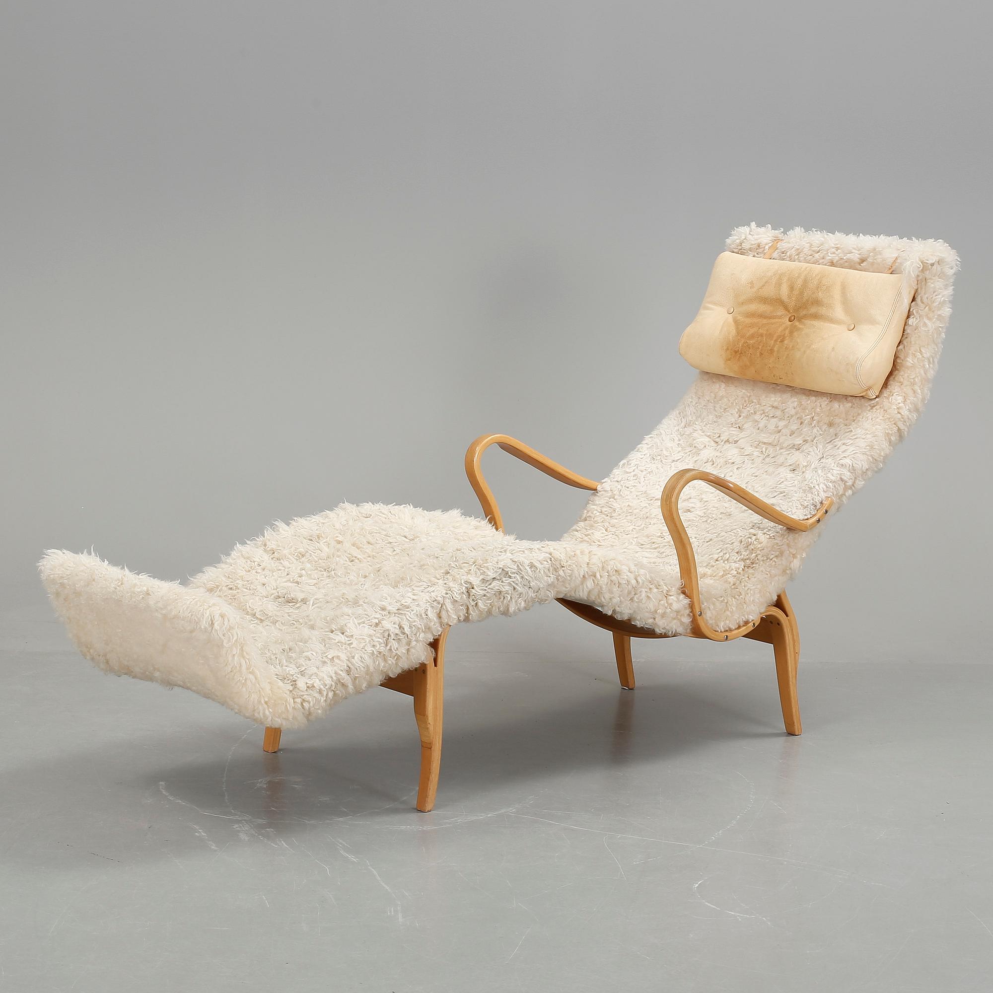 LIGGFÅTÖLJ, "Pernilla", brännmärkt Bruno Mathsson design.