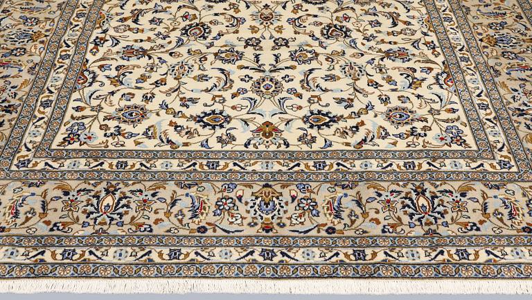 A Keshan carpet, approx. 345 x 245 cm.