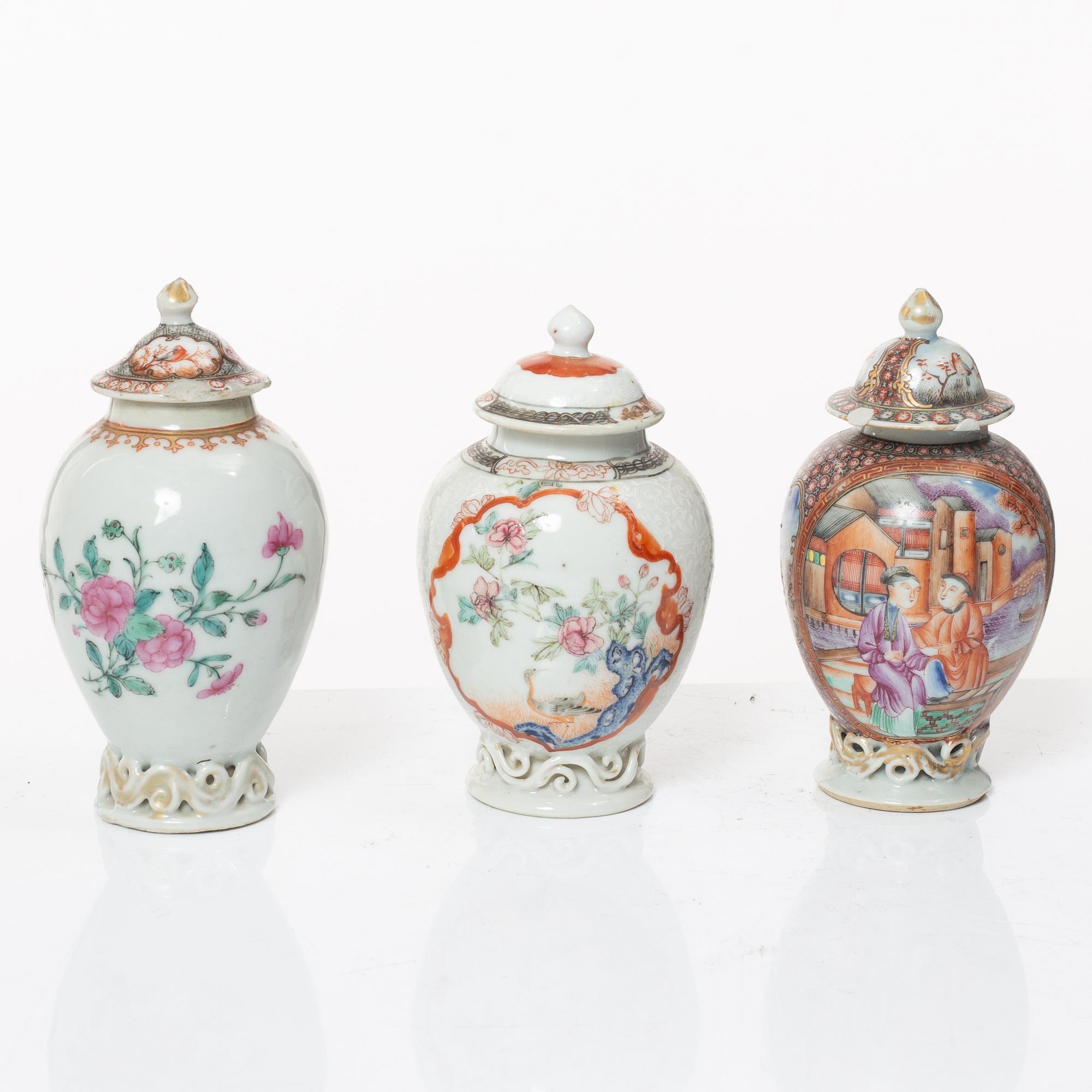 Tedosor, tre stycken, samt senapsburk med lock, porslin. Qing dynastin, Qianlong (1736-95).