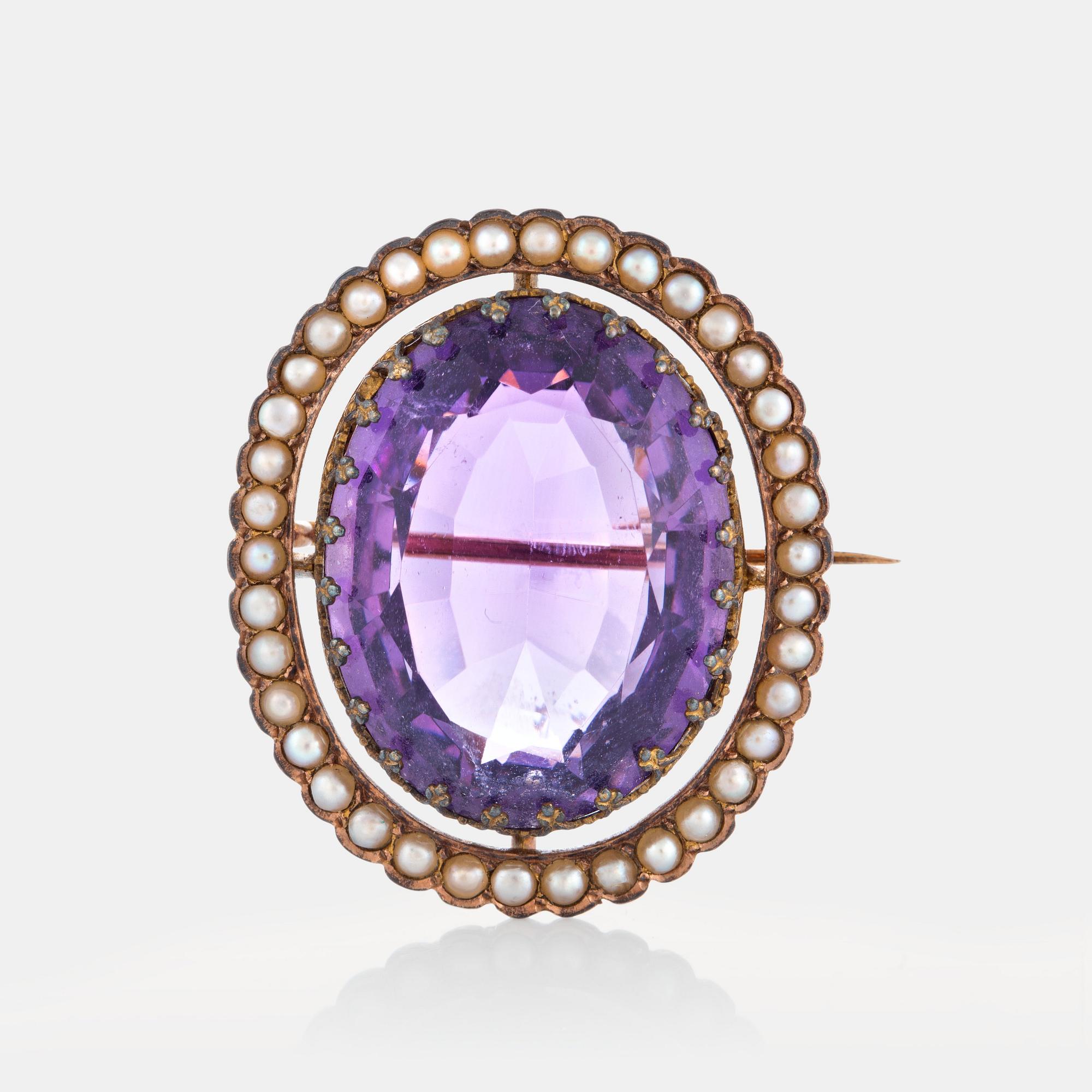 Ametistbrosch med pärlor.