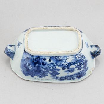 A blue and white small tureen with cover and stand, Qing dynasty, Qianlong (1736-95).