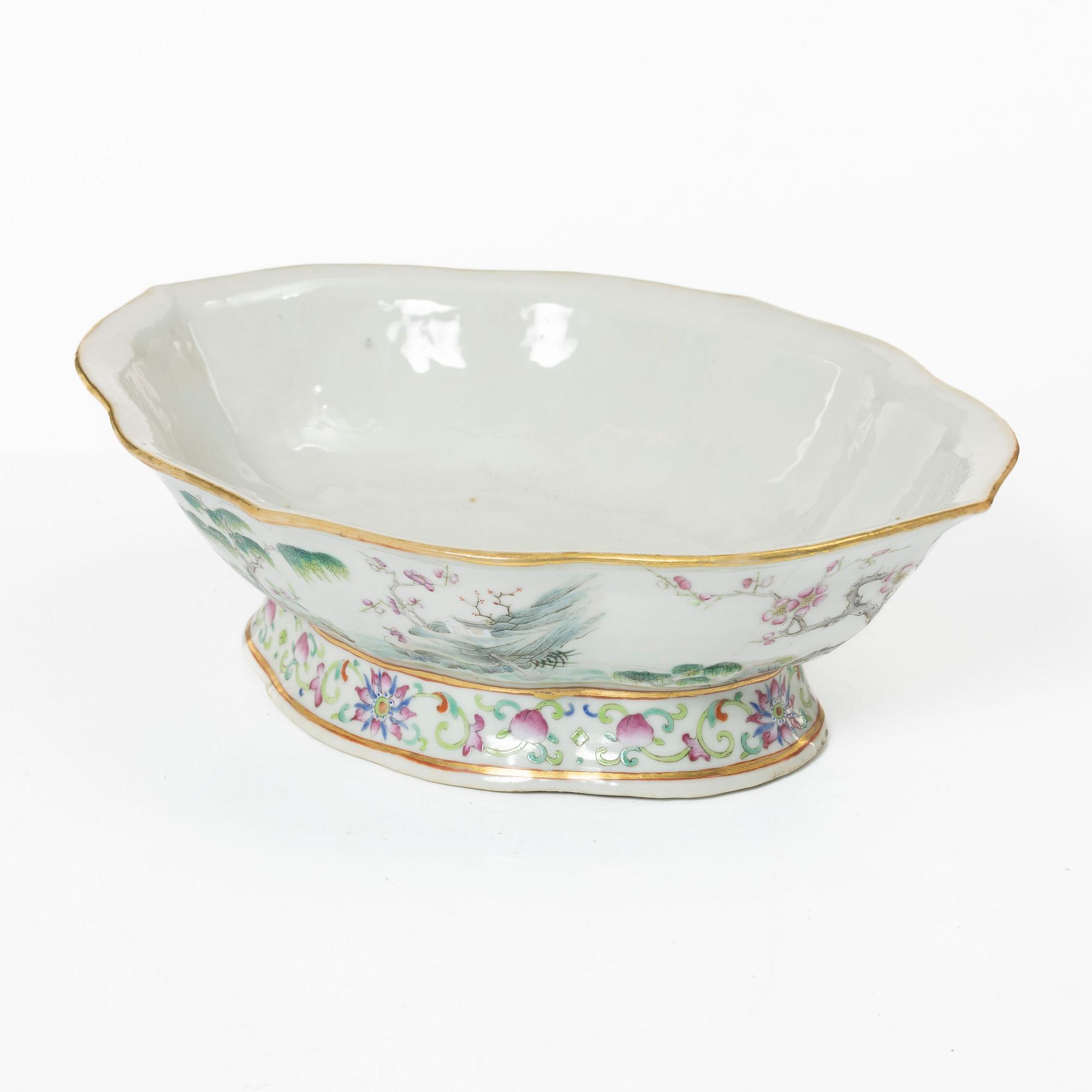 A Chinese famille rose porcelain dish, Qing dynasty, 19th century.