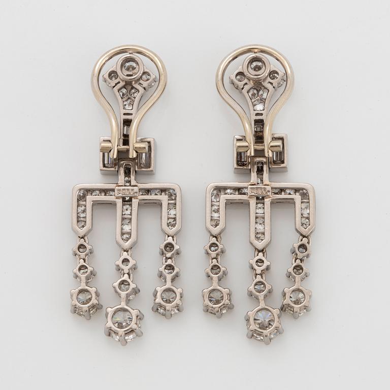 Ett par örhängen med runda briljant- och baguetteslipade diamanter.