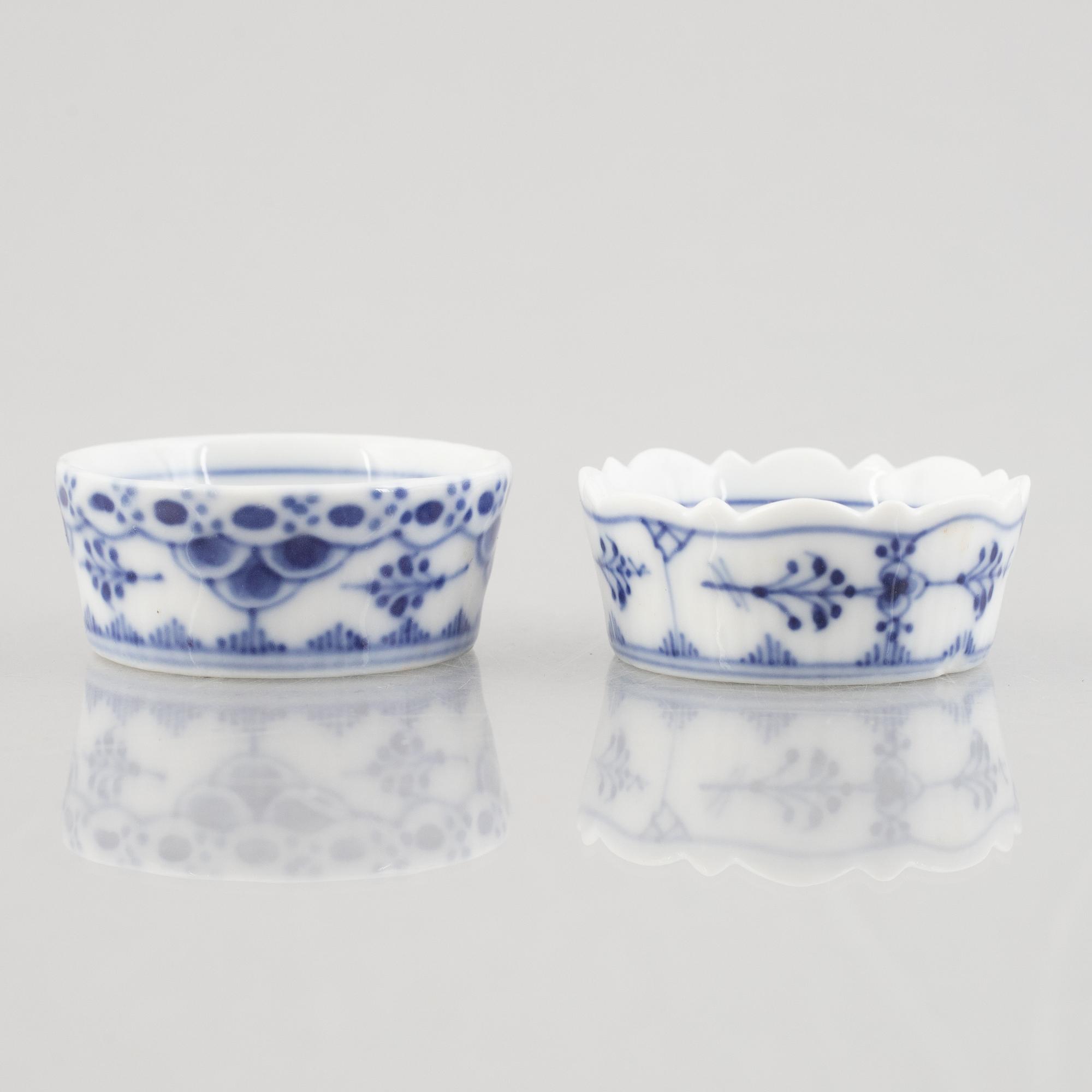 A group of five "Blue fluted" / "Musselmalet riflet" porcelain salt cellars, Royal Copenhagen, 1898-1923 and later.