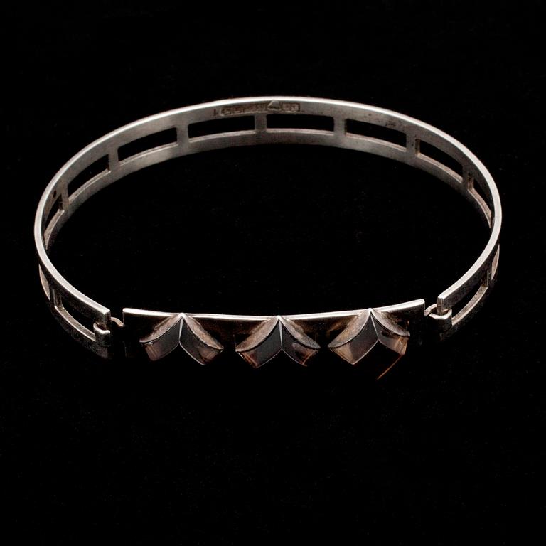 ARMBAND, silver, rökkvartser, Turun Hopea, Åbo 1963.