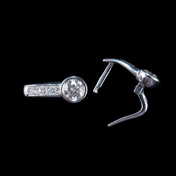 KORVAKORUT,, 2 x 0.55 ct briljanttihiottuja timentteja. Kokonaistimanttipaino 1.39 ct.