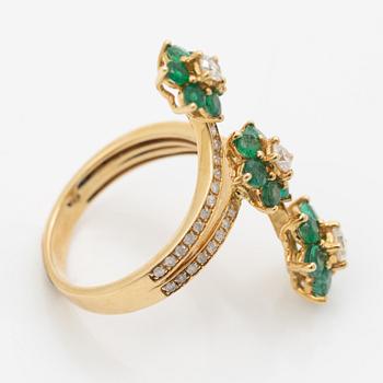 Ring, 18K gold with emeralds and brilliant-cut diamonds.