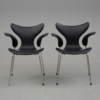 KARMSTOLAR, ett par, Liljan/Måsen, Arne Jacobsen, Fritz Hansen, 2007.