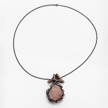 Reino Saastamoinen, hänge, rosenkvarts, silver,  Helsingfors 1972.