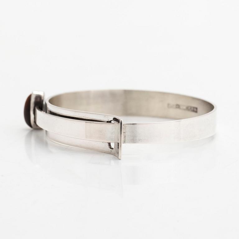 Elis Kauppi, Armband, silver och tigeröga. Kupittaan Kulta, Åbo 1958.