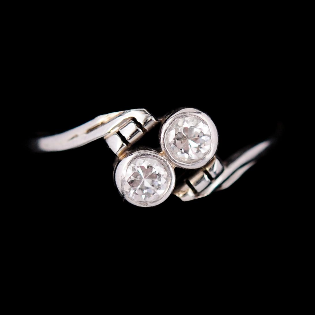RING, 18 k, med 2 briljanter.