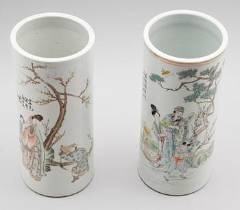 PENSELVASER, 2 st, porslin, Kina, 1900-tal.
