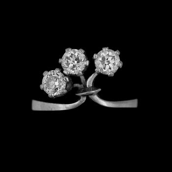 1001. RING, 18k vitguld med gammalslipade diamanter, tot. ca 1.17 ct. Alton, Falköping 1948. Vikt 6g.