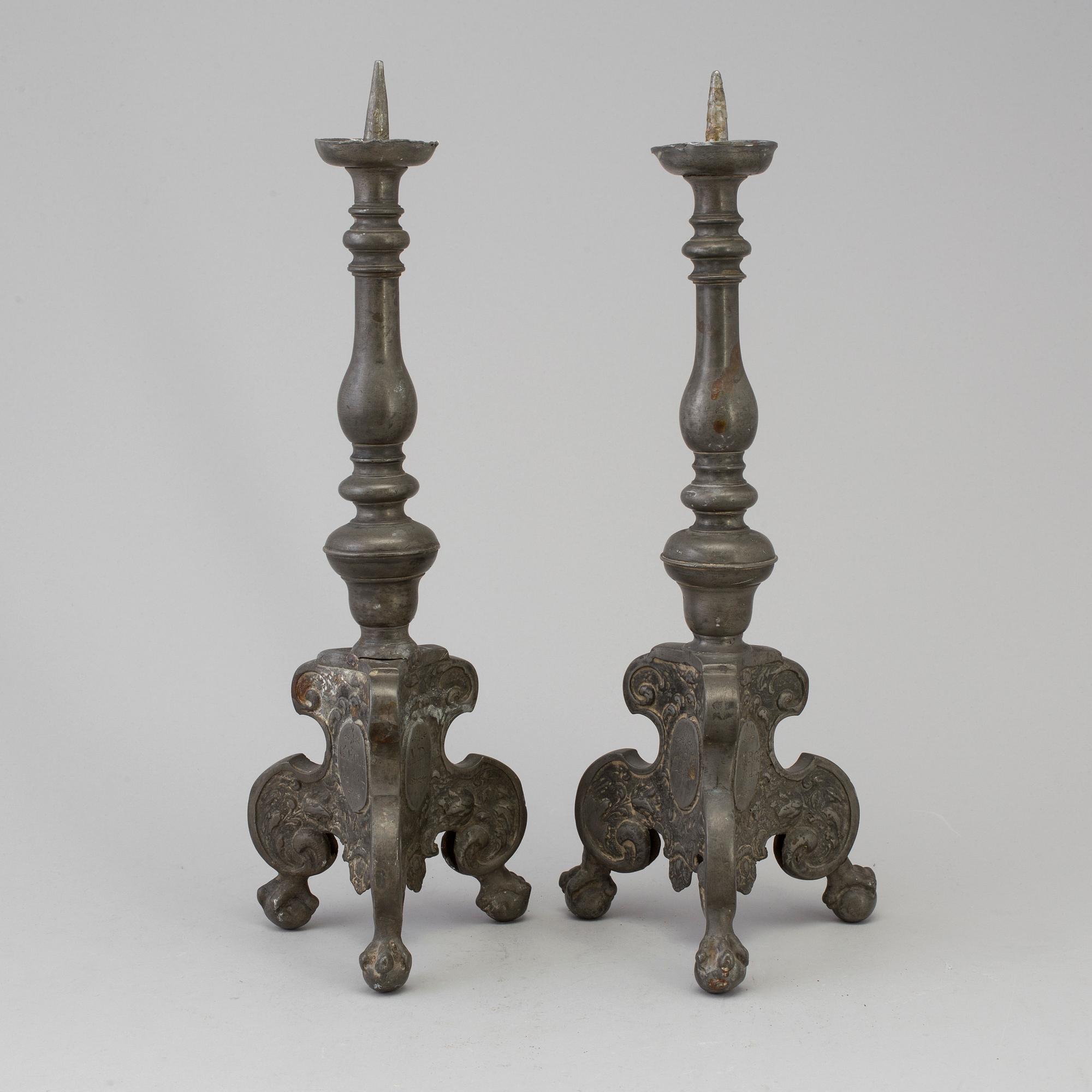 LJUSSTAKAR, ett par, tenn, daterade 1684.