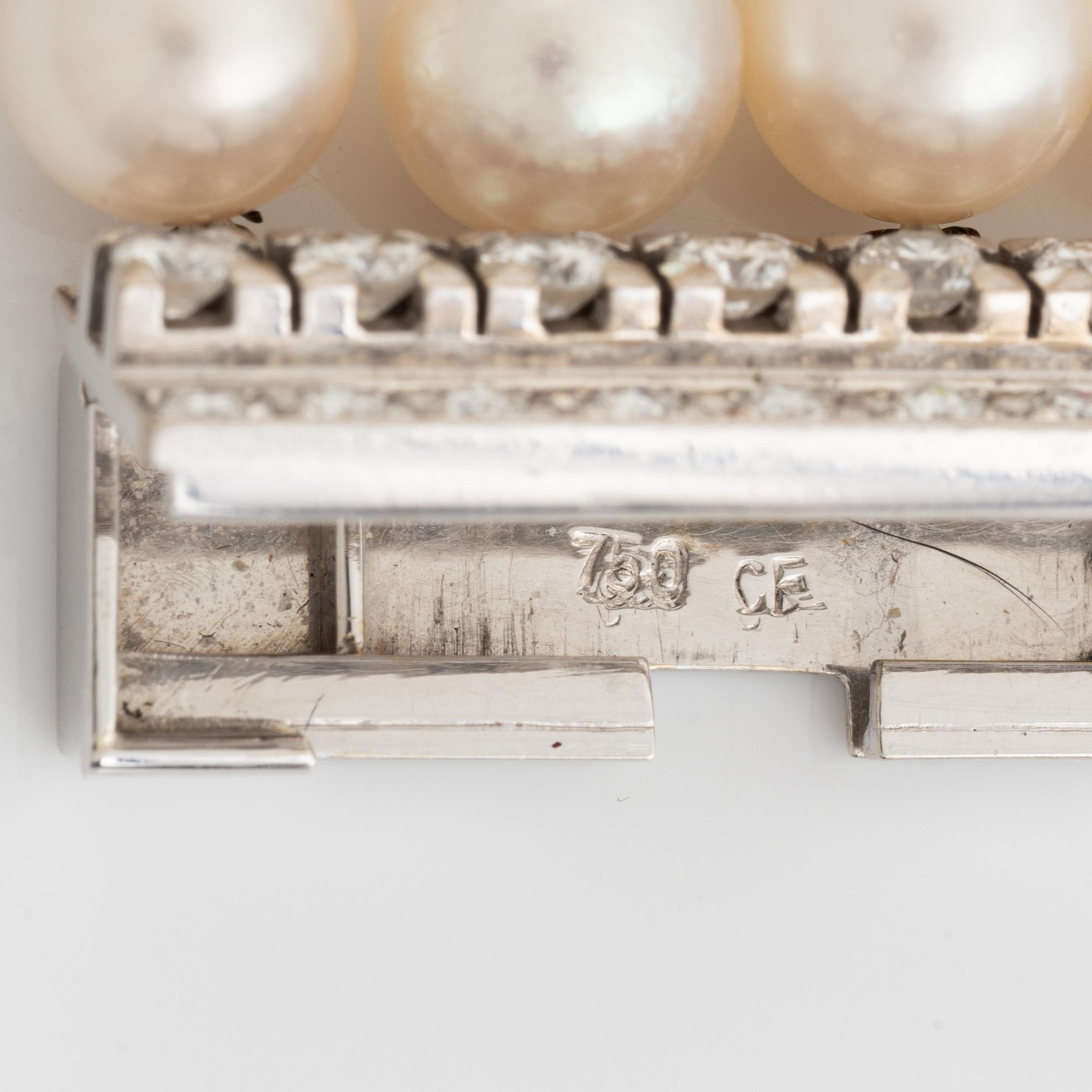 Four strand cultured pearl bracelet, clasp white gold with brilliant cut diamonds.
