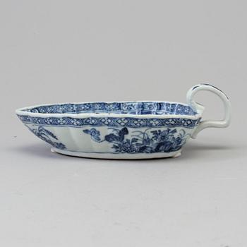 A blue and white sauce boat, Qing dynasty, Qianlong (1736-95).