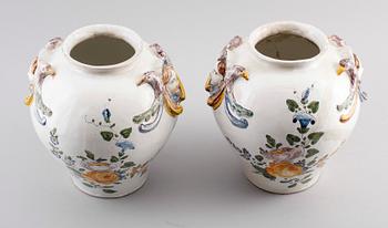 URNOR, 1 par, fajans, möjligen Frankrike, 1800-talets andra hälft.